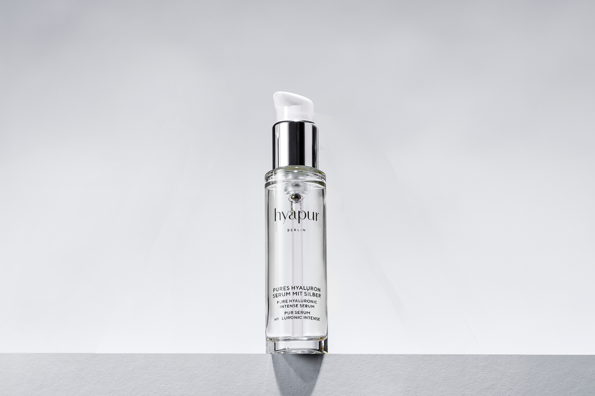 Das Pure Hyaluron Serum mit Silber benötigt nur 3 Inhaltsstoffe: Wasser, Sodium Hyaluronate und feinstes Mikrosilber