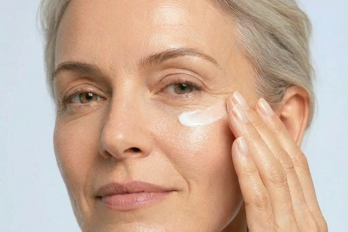 Eine Frau fortgeschrittenen Alters, die Creme aufträgt.