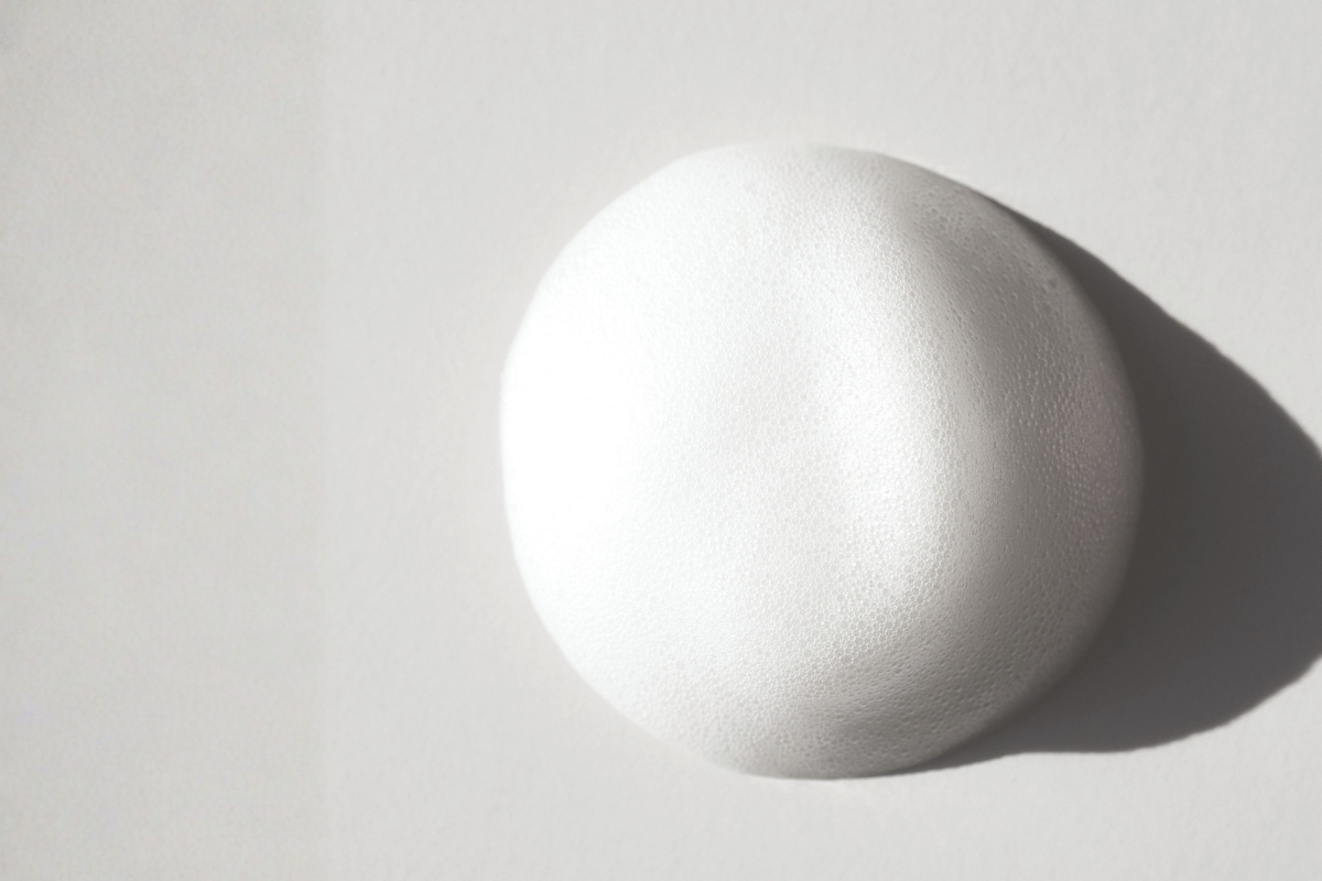 Feinporiger Schaum auf grauem Hintergrund