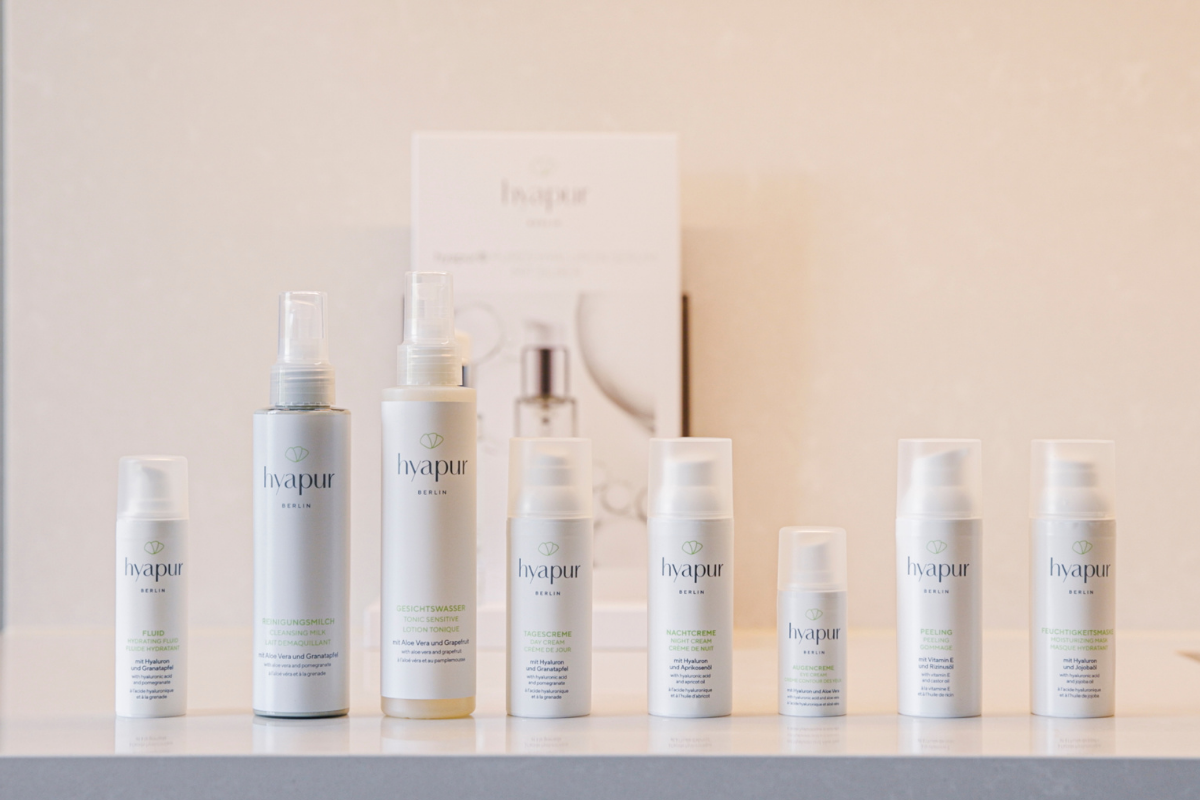 Die acht Produkte der hyapur® GREEN Serie vor auf einem Tresen