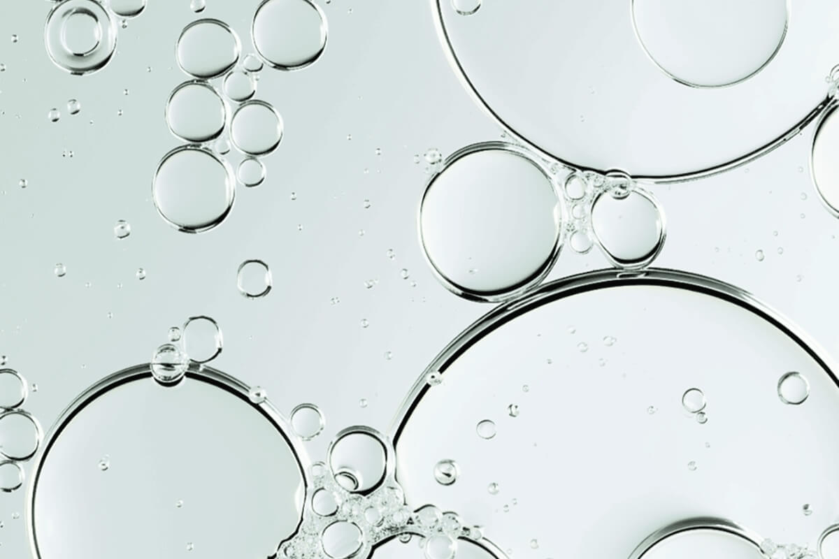 Hochmolekulares und niedrigmolekulares Hyaluron sind Feuchtigkeitsbinder und ein wichtiger Wirkstoff in einer Healthy-Aging-Pflege.