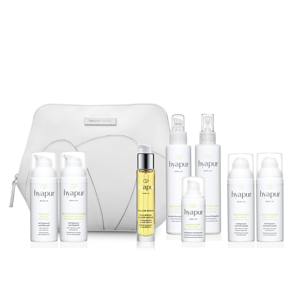 Das hyapur® Berlin Set Ultimate Luxuries enthält die Reinigungsmilch, das Gesichtswasser, die Augen-, Tages- und Nachtcreme sowie Peeling und Feuchtigkeitsmaske aus der hyapur® GREEN Serie. Ergänzt wird die natürliche Gesichtsreinigung und -pflege durch das Yellow Serum 15ml. Die Produkte werden direkt in der hochwertigen Kosmetiktasche versandt, sodass keine zusätzliche Verpackung anfällt.