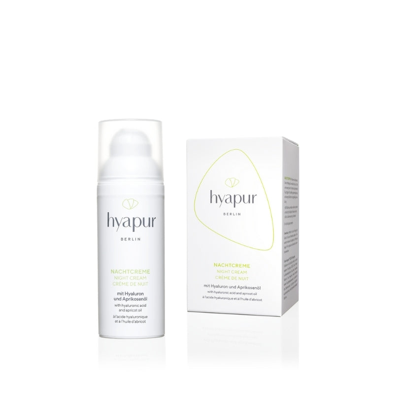 Die Nachtcreme aus der GREEN Serie im Airless-Spender vor der Kartonage.