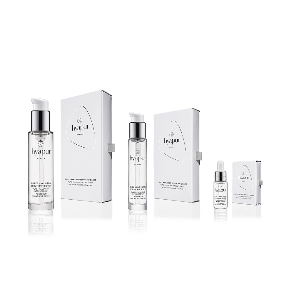 Mit dem Puren Hyaluron Serum mit Silber als Set aus dem 50ml Flakon, dem 15ml Flakon und der 5ml Pipettenampulle hast du dein Anti-Aging-Serum immer Griffbereit: Zu Hause, auf Reisen und unterwegs.