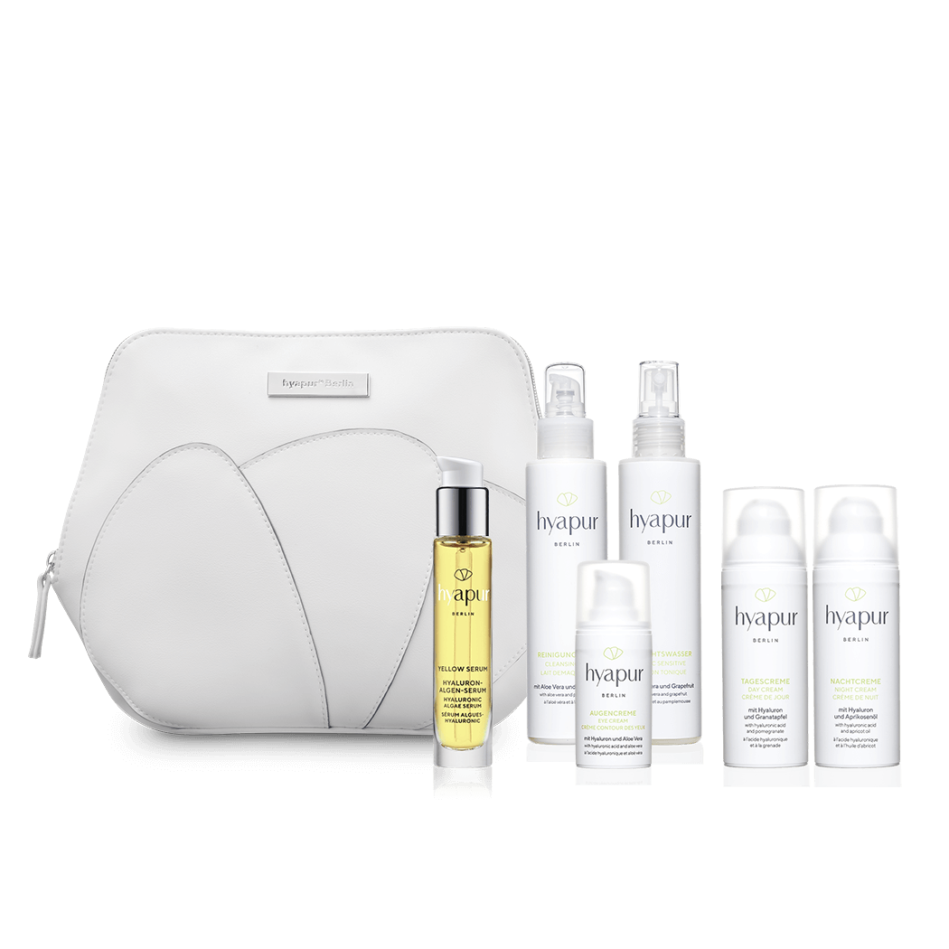 Das hyapur® Berlin Set Pure Luxuries enthält die Reinigungsmilch, das Gesichtswasser, die Augen-, Tages- und Nachtcreme aus der hyapur® GREEN Serie sowie dem Yellow Serum 15ml. Die Produkte werden direkt in der hochwertigen Kosmetiktasche versandt, sodass keine zusätzliche Verpackung anfällt.