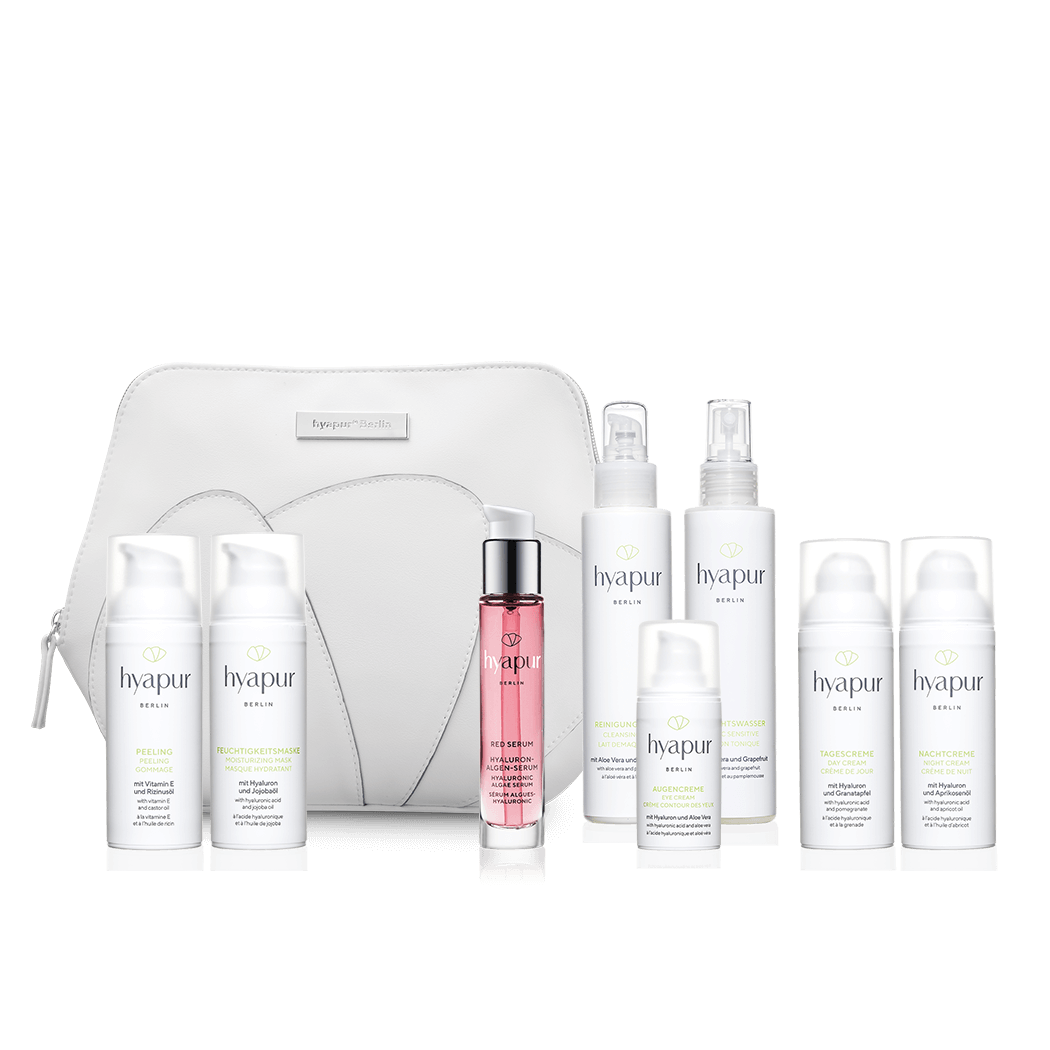 Das hyapur® Berlin Set Ultimate Luxuries enthält die Reinigungsmilch, das Gesichtswasser, die Augen-, Tages- und Nachtcreme sowie Peeling und Feuchtigkeitsmaske aus der hyapur® GREEN Serie. Ergänzt wird die natürliche Gesichtsreinigung und -pflege durch das Red Serum 15ml. Die Produkte werden direkt in der hochwertigen Kosmetiktasche versandt, sodass keine zusätzliche Verpackung anfällt.