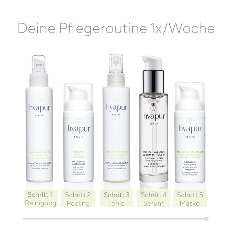 Ein- bis zweimal pro Woche kannst du deiner Haut das Extra an Pflege gönnen. Dazu reinigst du sie 1. gründlich. 2. trägst du ein Peeling auf und wäschst es gründlich wieder ab. 3. tonisierst du deine Haut mit einem Gesichtswasser. 4. nutzt du ein Serum für intensive Feuchtigkeit. 5. trägst du die Feuchtigkeitsmaske auf und lässt sie mindestens 15 Minuten einwirken. Je nachdem wie durstig deine Haut ist, kannst du sie danach einmassieren oder mit einer warmen Kompresse wieder abnehmen.