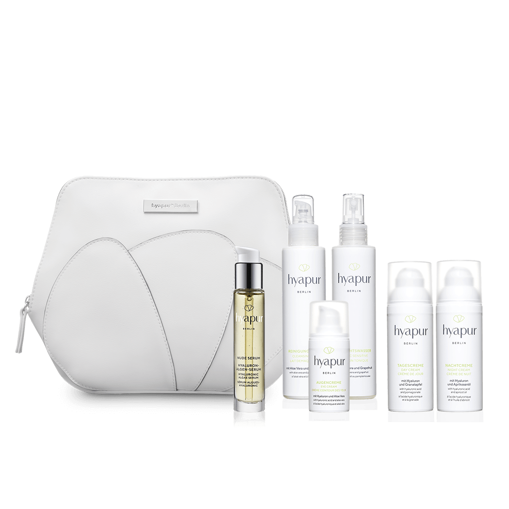 Das hyapur® Berlin Set Pure Luxuries enthält die Reinigungsmilch, das Gesichtswasser, die Augen-, Tages- und Nachtcreme aus der hyapur® GREEN Serie sowie dem Nude Serum in 15ml. Die Produkte werden direkt in der hochwertigen Kosmetiktasche versandt, sodass keine zusätzliche Verpackung anfällt.