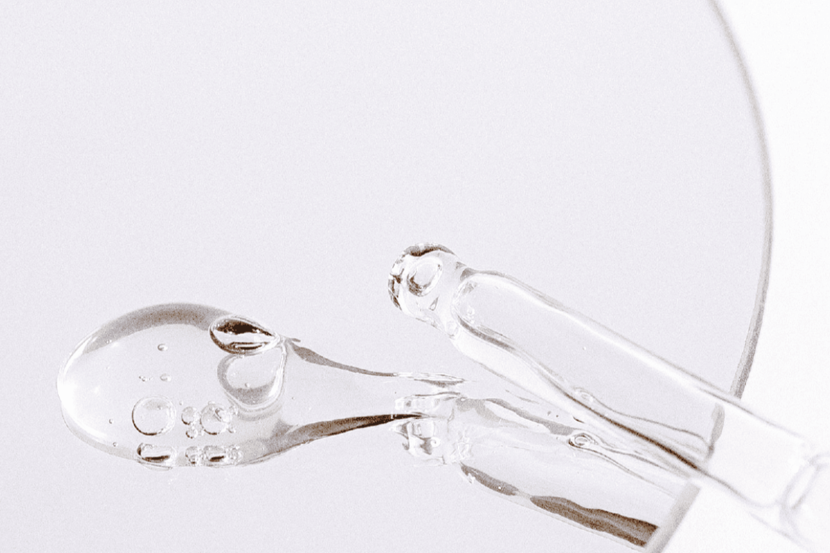 Hyaluronsäure auf einem Spiegel neben einer Pipette