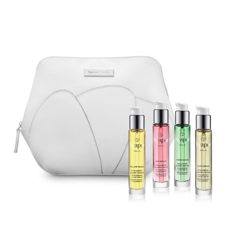 Das Hyaluron-Algen-Serum im Set aus Yellow Serum für UVA-Schutz, Red Serum für Feuchtigkeit, Green Serum für einen ebenmäßigen Teint und Nude Serum für Regeneration. Jeweils im 15ml Glasflakon und mit der hyapur® Kosmetiktasche. 