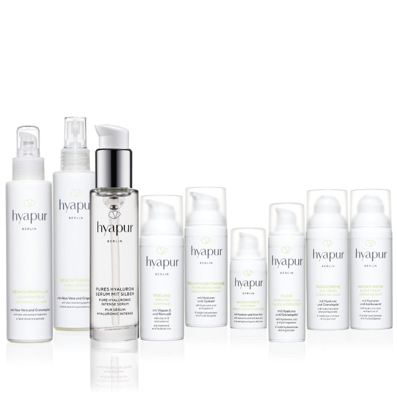 Mit dem hyapur® GREEN komplett Set sparst du gegenüber dem Einzelkauf und deckst dabei deine gesamte Hautpflegeroutine ab: Von Reinigung über Tonisierung, Serum, Tages- und Nachtpflege. Außerdem enthält das Set Peeling und Feuchtigkeitsmaske für dein wöchentliches Verwöhnerlebnis. 