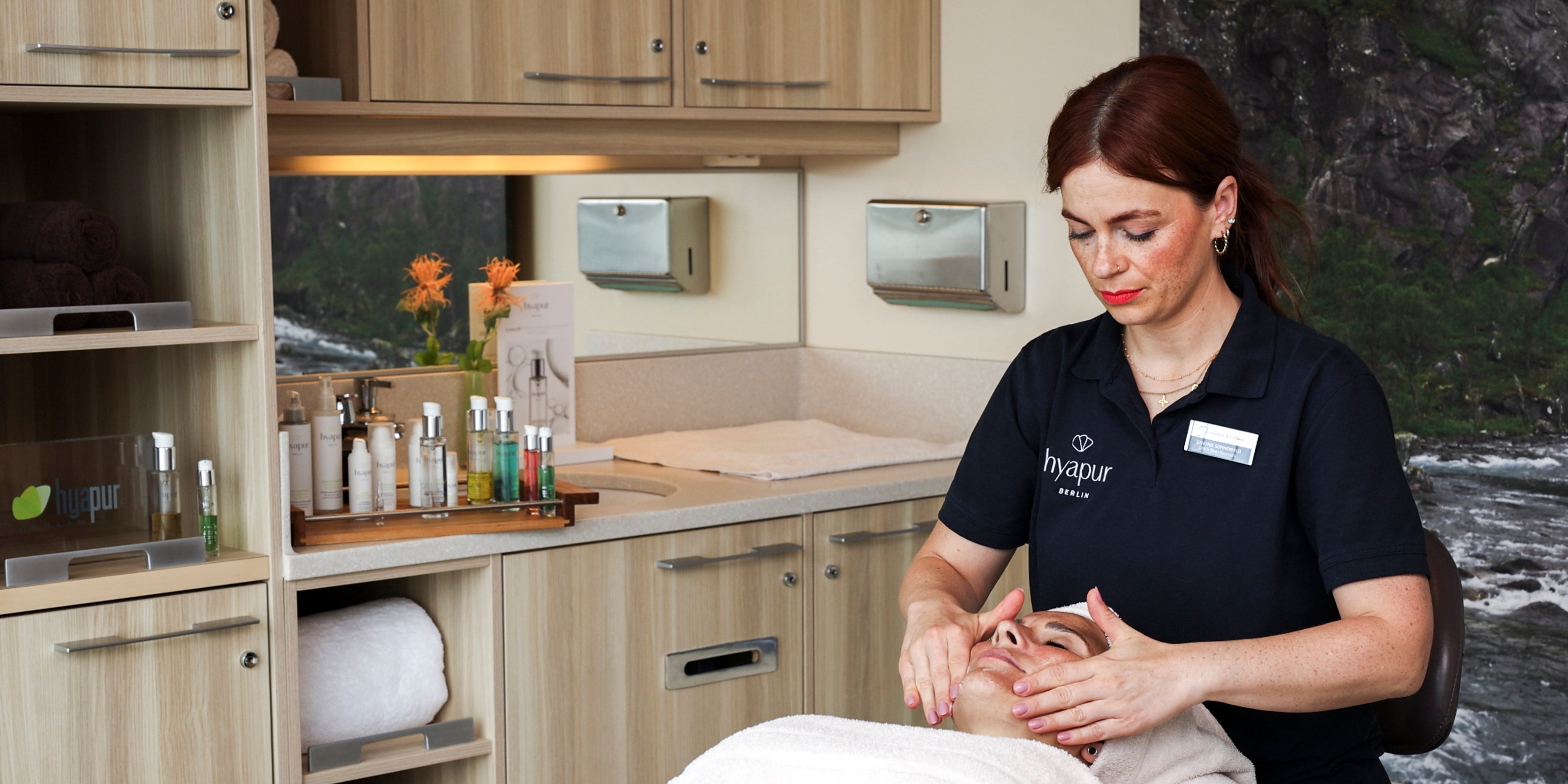 Unter anderem auf der Mein Schiff kannst du dich mit speziellen hyapur® Anwendungen im Spa verwöhnen lassen. 