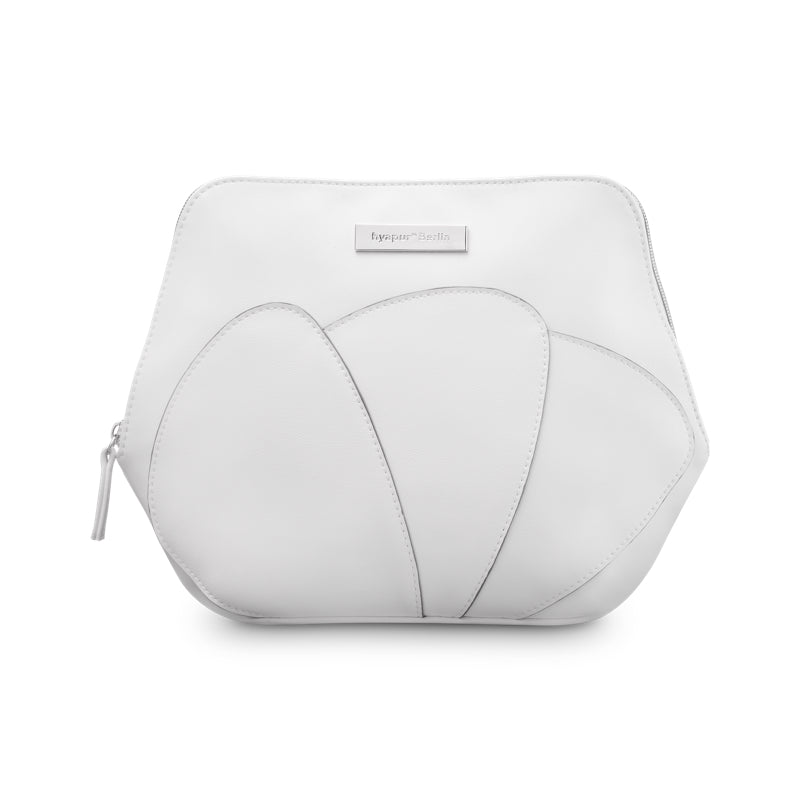 hyapur® Kosmetiktasche - aus hochwertigem, veganen Kunstleder in der Farbe weiß mit hellgrünem Futter. Ideal für unterwegs. Hat Platz für die Gesamte GREEN Serie und ein Serum. 